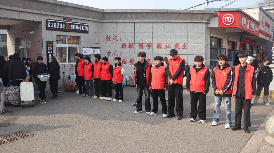 学院圆满完成春季老生返校工作